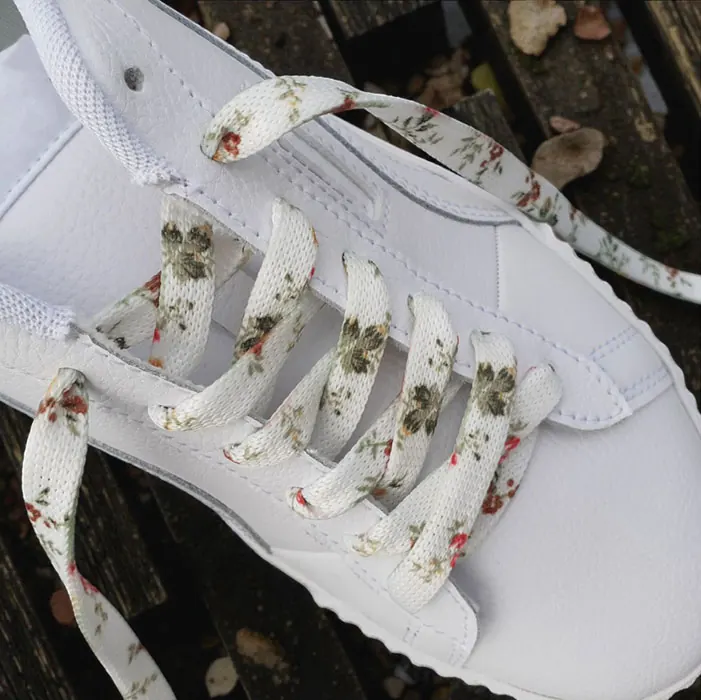 Białe sneakersy z japońskimi sznurowadłami w subtelny kwiatowy wzór – ARASHI