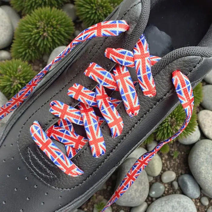 Sznurówki ARASHI Union Jack na czarnych sneakersach, zdjęcie w stylu japońskiego ogrodu