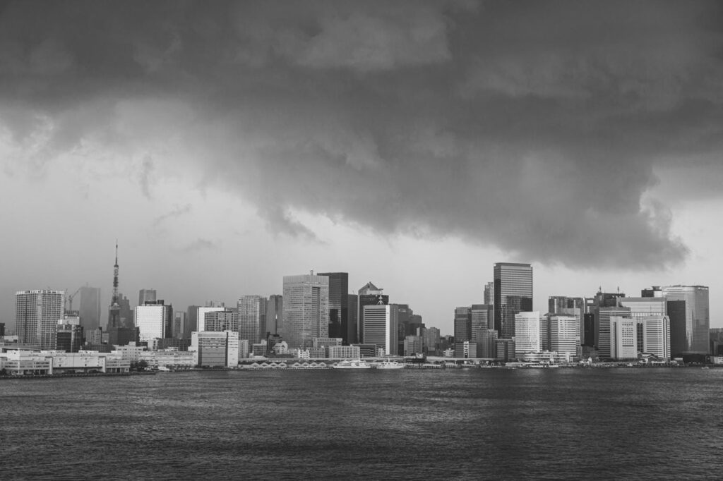 Panorama Tokio przed burzą z ciemnymi chmurami nad miastem
