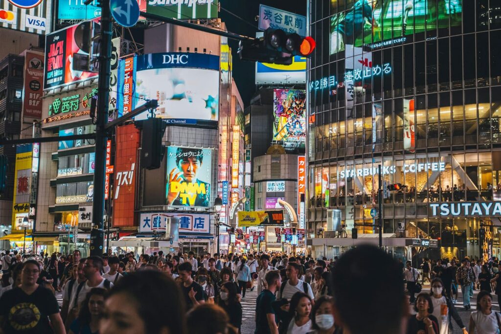 Shibuya Crossing nocą, tłum ludzi na skrzyżowaniu w Tokio