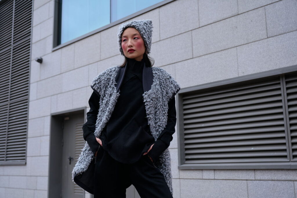 Minimalistyczna stylizacja Japanese streetwear z oversize i prostymi proporcjami inspirowana estetyką Tokio.