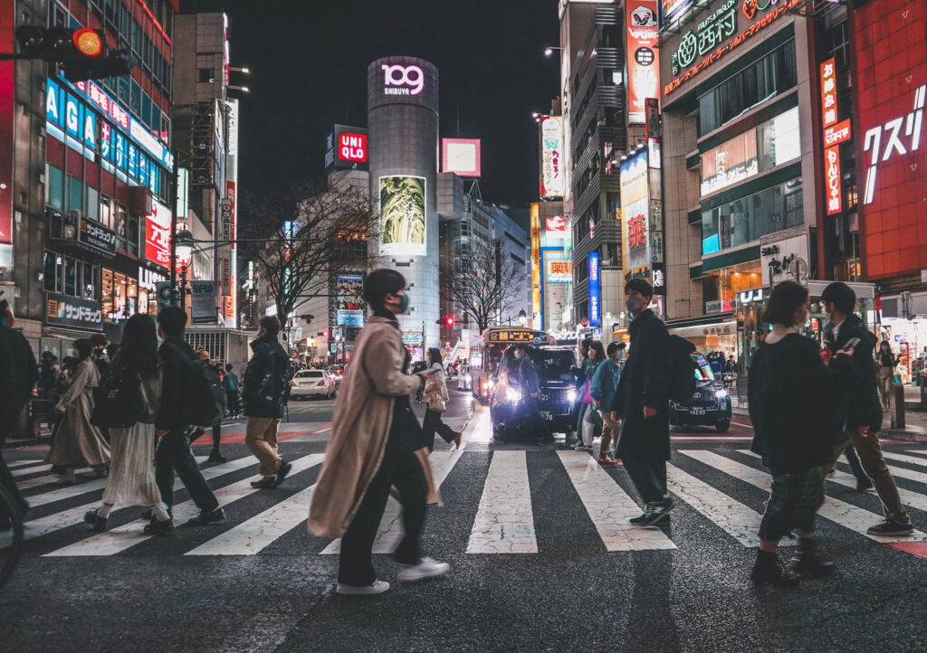 Wieczorny widok na dzielnicę Shibuya w Tokio – jedno z najważniejszych miejsc rozwoju Japanese streetwear i kultury ulicznej.